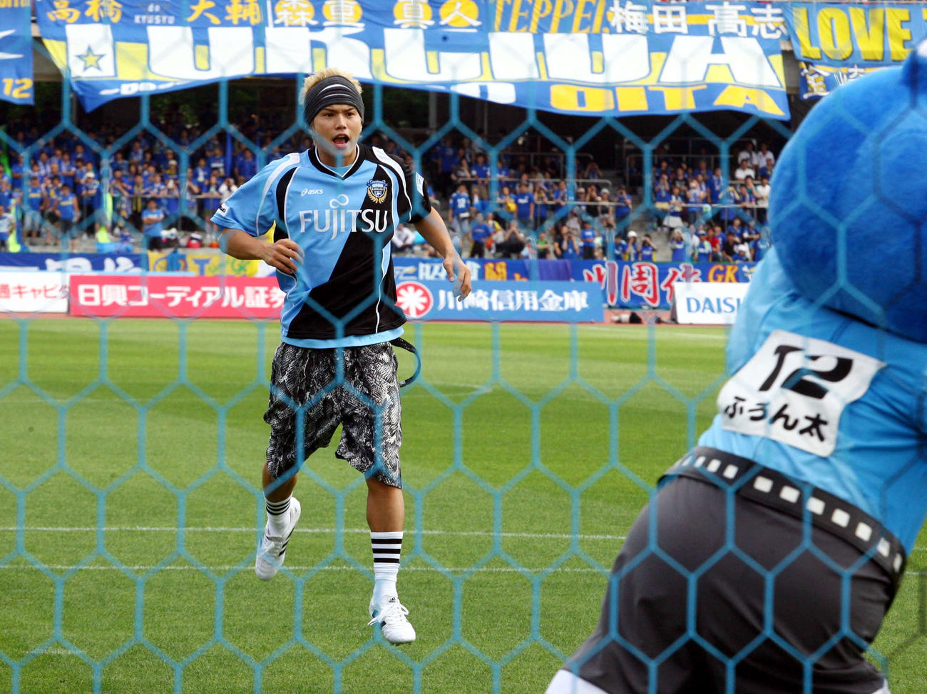 2009年6月、川崎F対大分　始球式でPKを決め雄叫びをあげる市原隼人