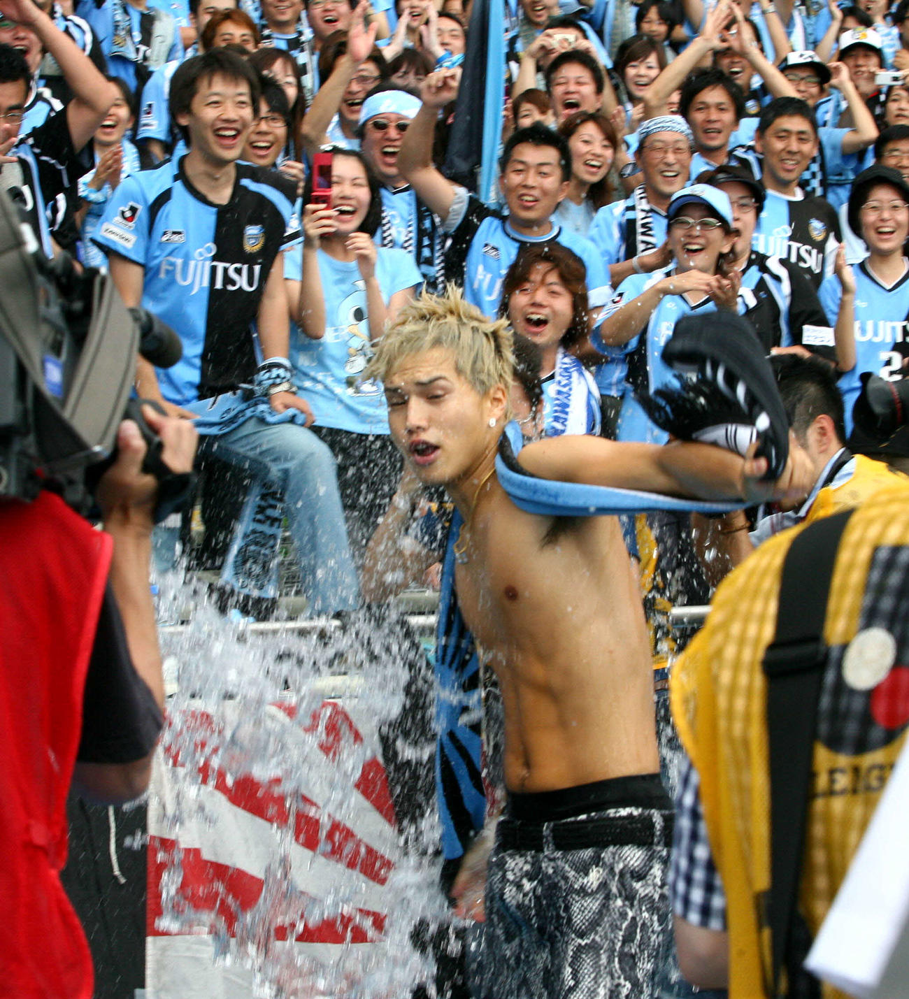 2009年6月、川崎F対大分　始球式を務めた市原隼人はサポーターの中に入って水を浴びる