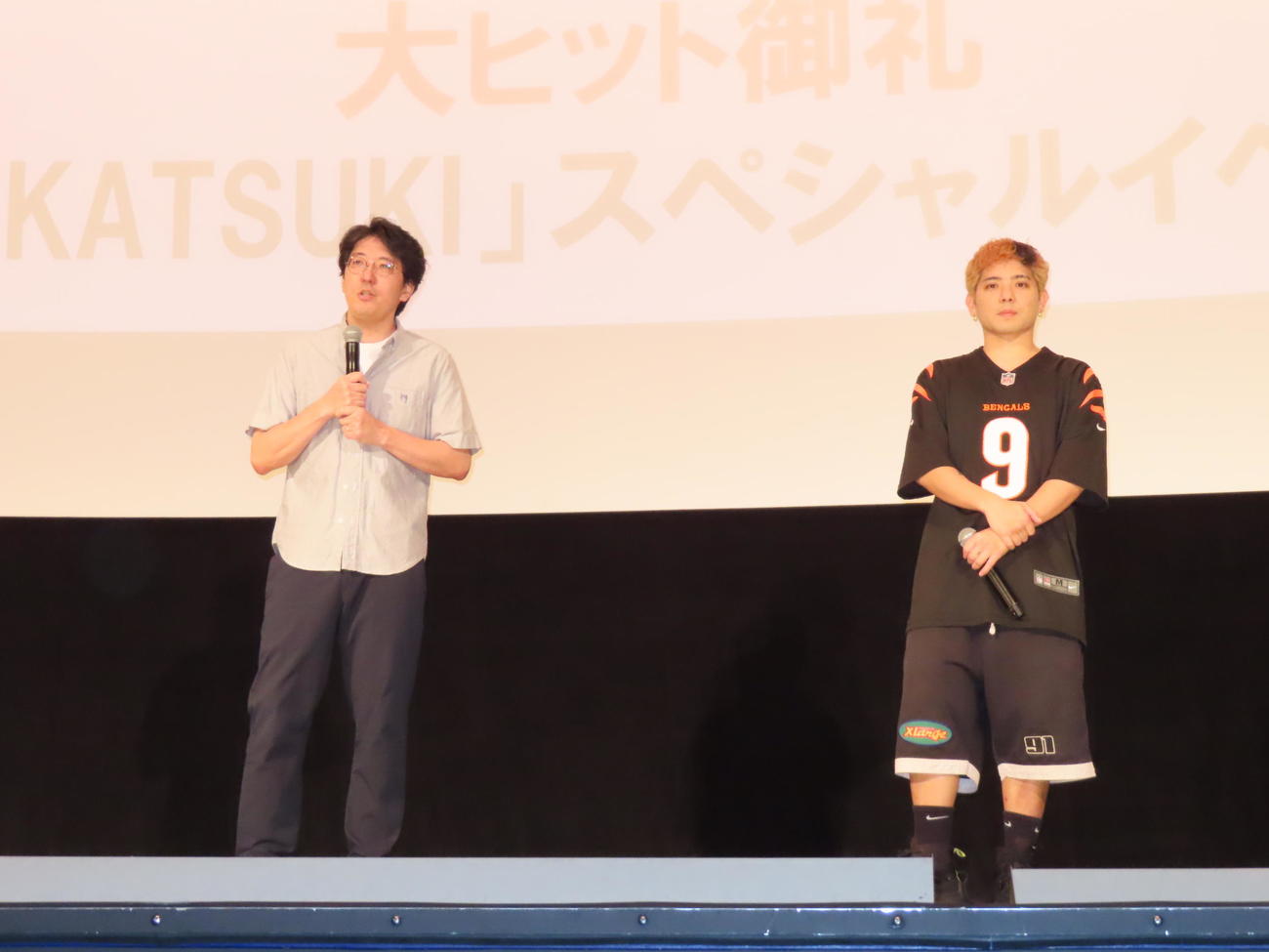 映画「BELIEVE　日本バスケを諦めなかった男たち」のスペシャルイベントに出席したRude－α（右）と大西雄一監督