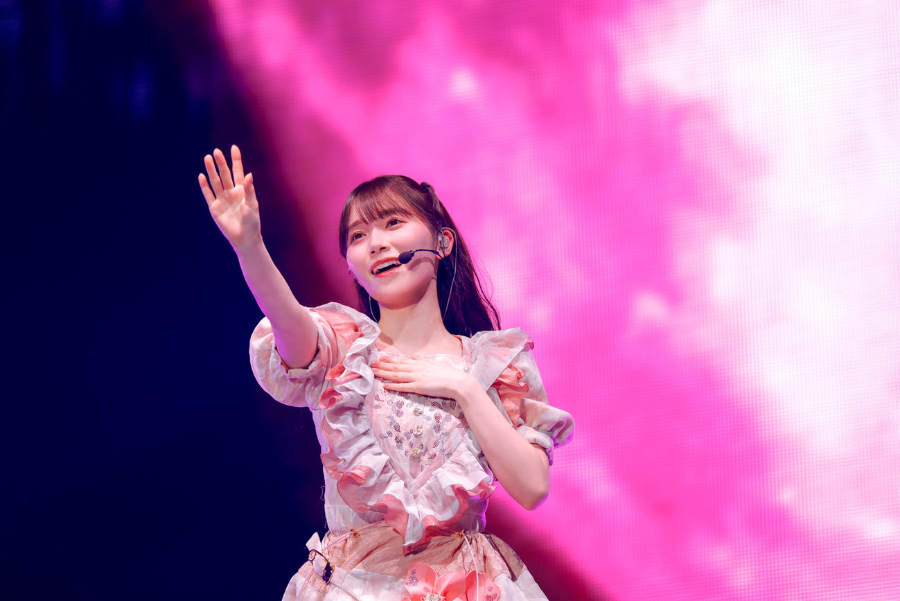 全国ツアーファイナルの東京ドーム公演でパフォーマンスする櫻坂46守屋麗奈（撮影・上山陽介氏）