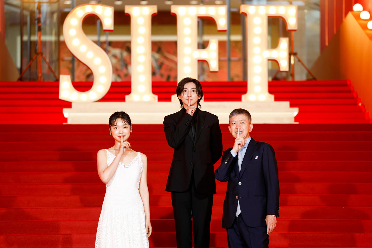 主演映画「言えない秘密」で上海国際映画祭のレッドカーペットに登場した京本大我（中央）と古川琴音。右は河合勇人監督