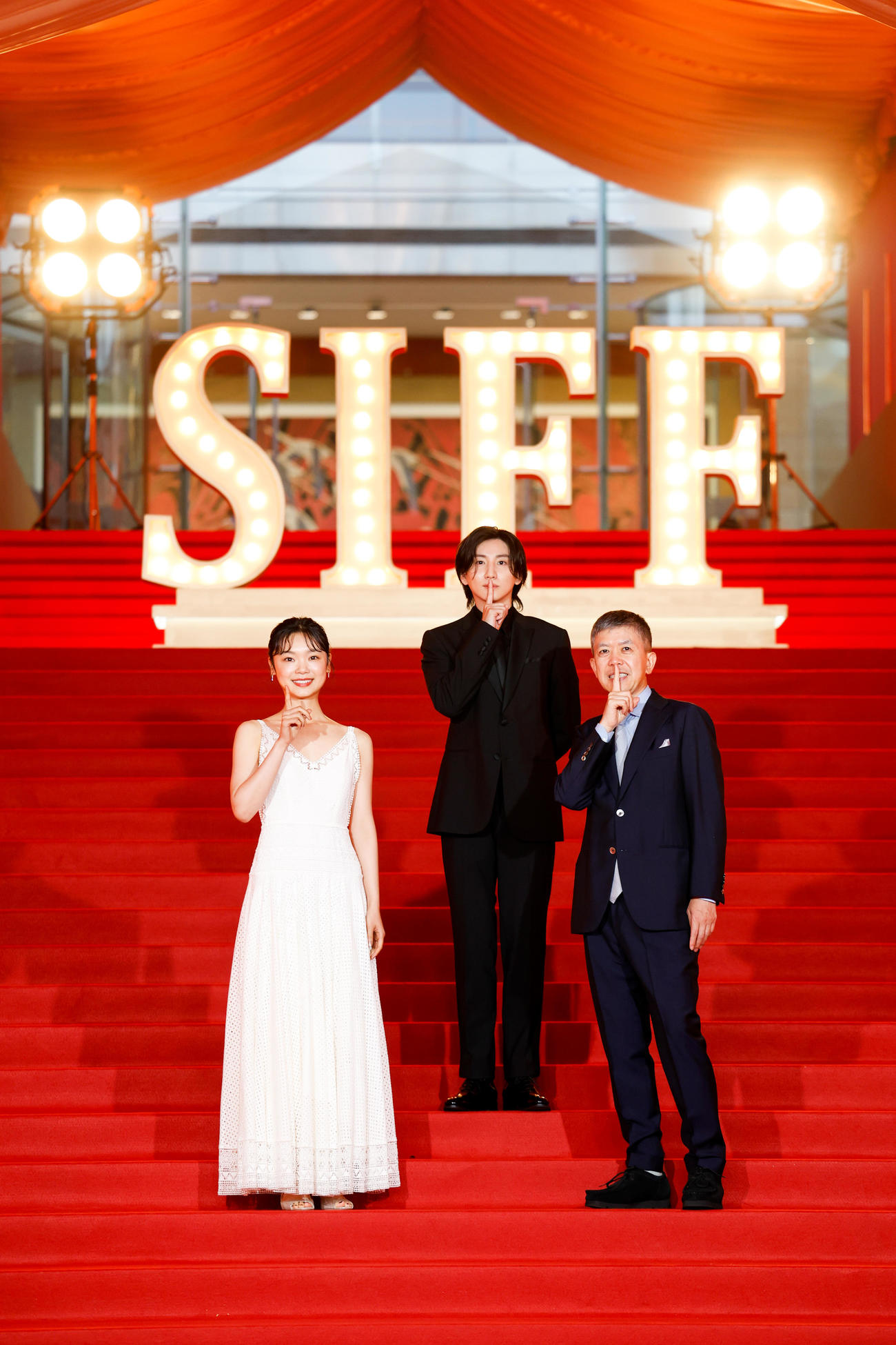 主演映画「言えない秘密」で上海国際映画祭のレッドカーペットに登場した京本大我（中央）と古川琴音（左）。右は河合勇人監督