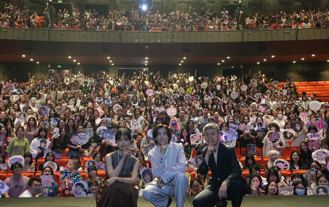 主演映画「言えない秘密」で上海国際映画祭に出席した京本大我（手前中央）。同左は古川琴音、右は河合勇人監督