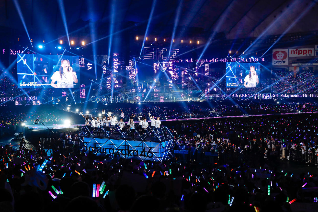 全国ツアーファイナルの東京ドーム公演でパフォーマンスする櫻坂46（撮影・上山陽介氏）