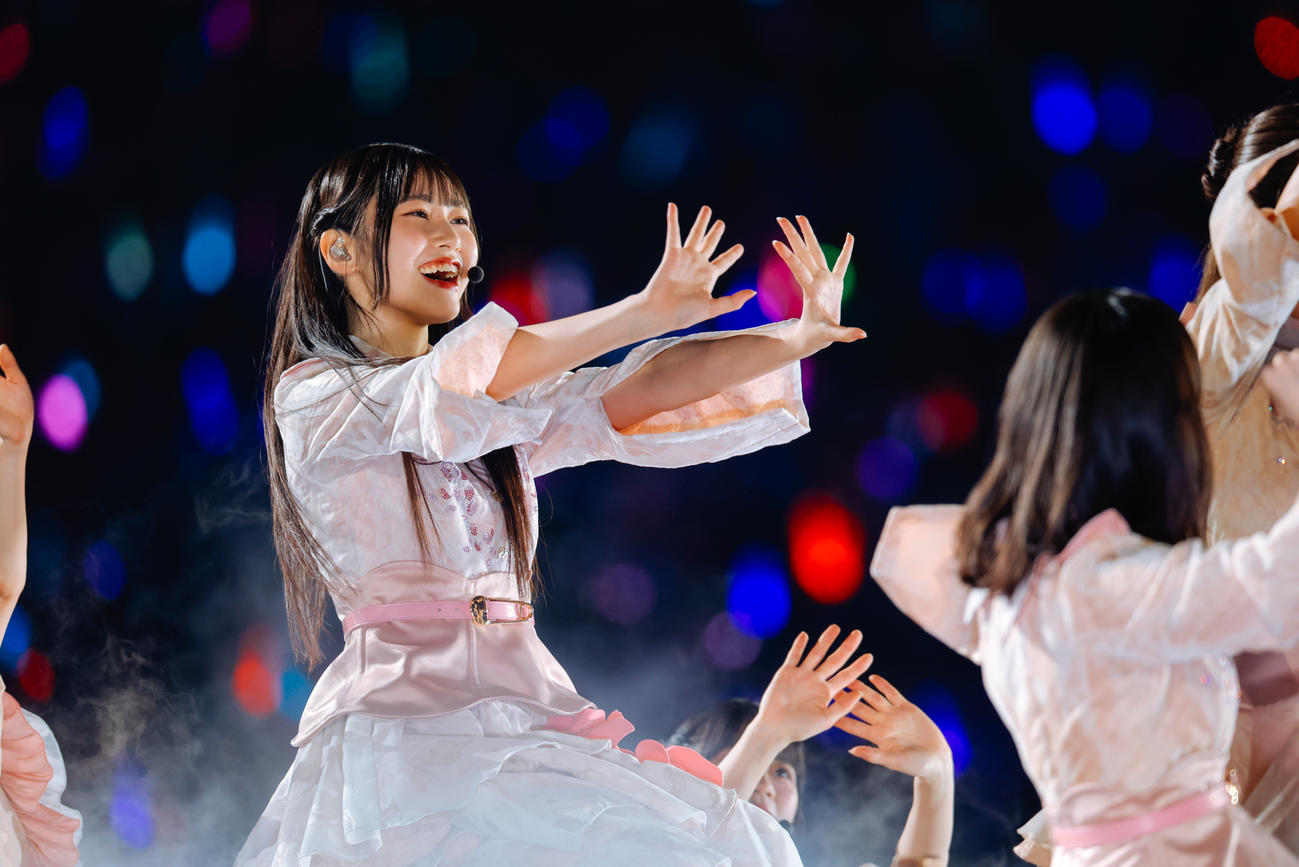 全国ツアーファイナルの東京ドーム公演で手を振る櫻坂46向井純葉（撮影・上山陽介氏）