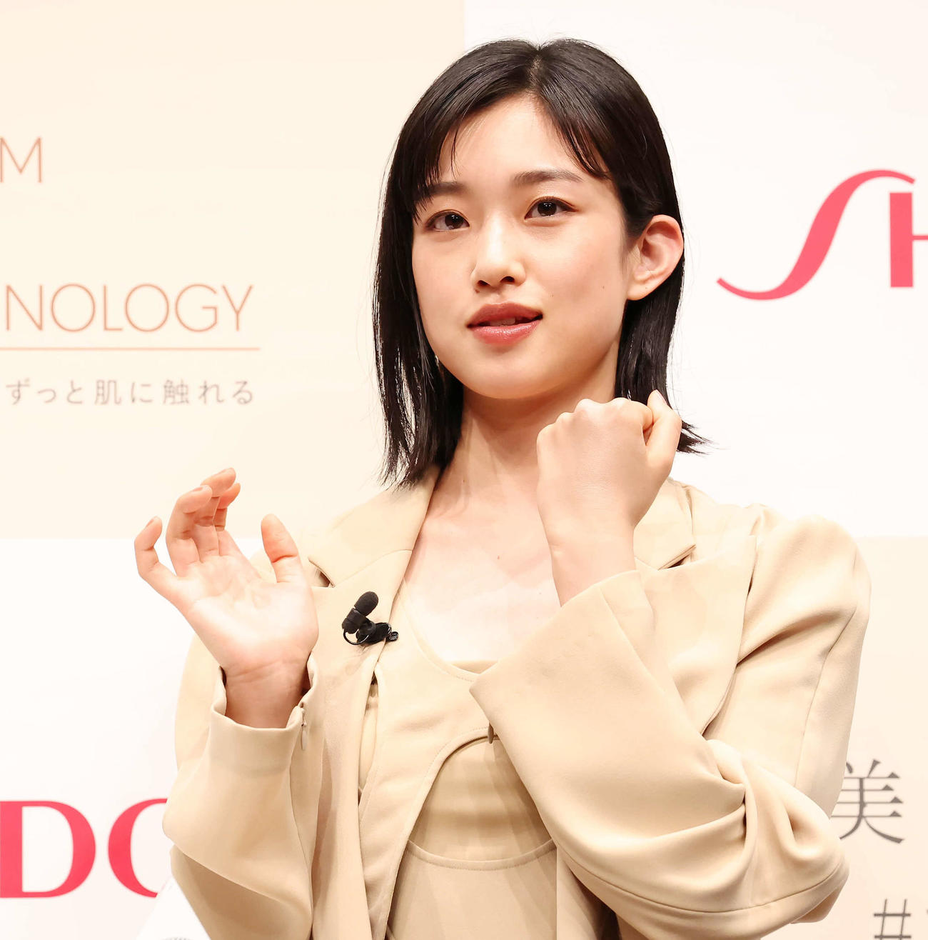 実際に商品を左手甲に使ってみた河合優実（2024年4月撮影）