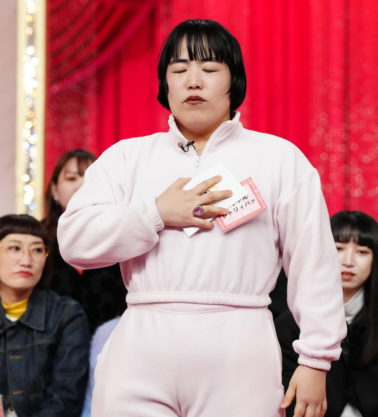 「女芸人No．1決定戦　THE W 2023」の決勝進出発表会見での抽選で、日本ハム新庄剛志監督がドラフト会議で見せたポーズをまねするゆりやんレトリィバァ（2023年11月撮影）