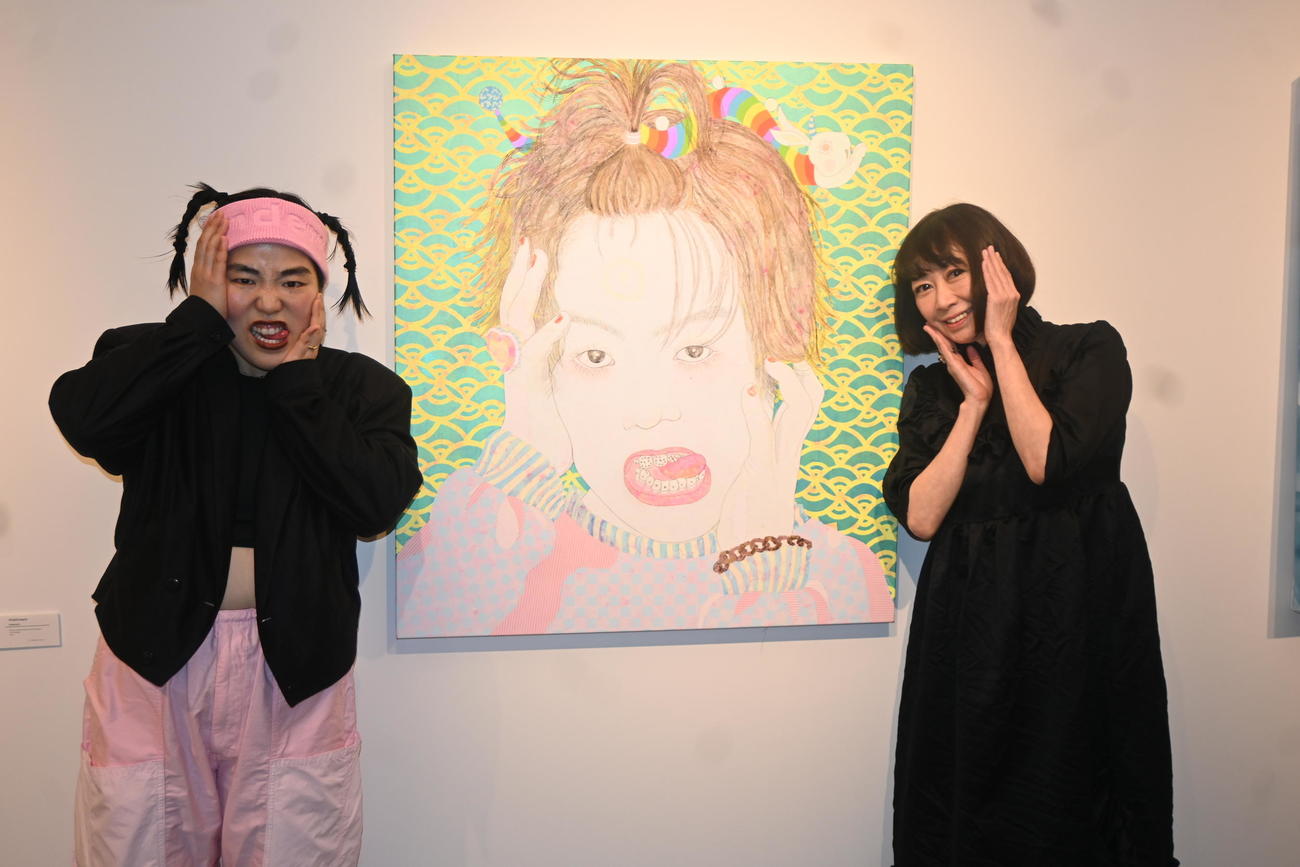 自身をモデルにした作品と同じポーズをとるゆりやんレトリィバァ（左）、アーティストのKAORUKO（2024年3月撮影）
