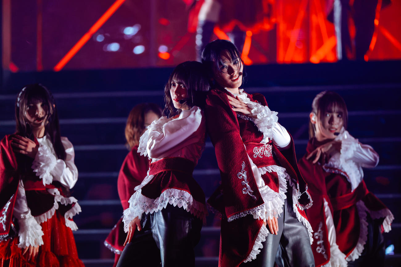全国ツアーファイナルの東京ドーム公演でパフォーマンスする櫻坂46。中央左は森田ひかる、同右は山■（■は崎の大が立の下の横棒なし）天（撮影・上山陽介氏）