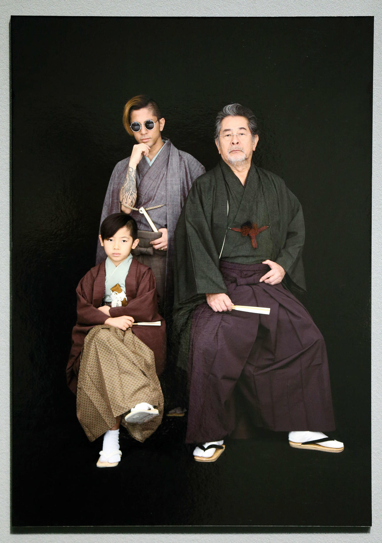 古谷一行さんお別れの会で飾られた、息子の降谷建志と孫の降谷凪と一緒の写真（2022年11月14日撮影）