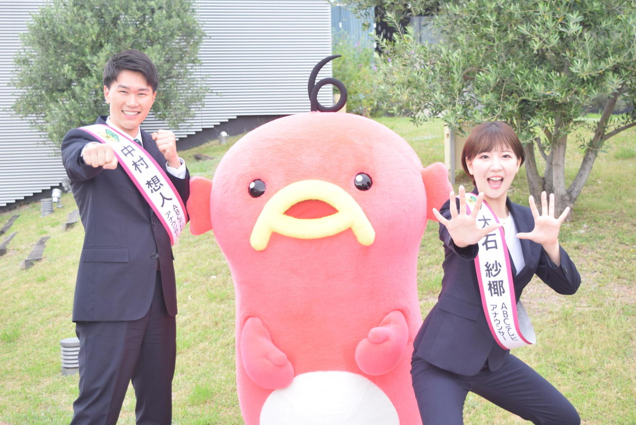 ABCテレビマスコットキャラクター「エビシー」（中）に祝福される新人、中村想人アナウンサー（左）と大石紗椰アナウンサー（撮影・阪口孝志）