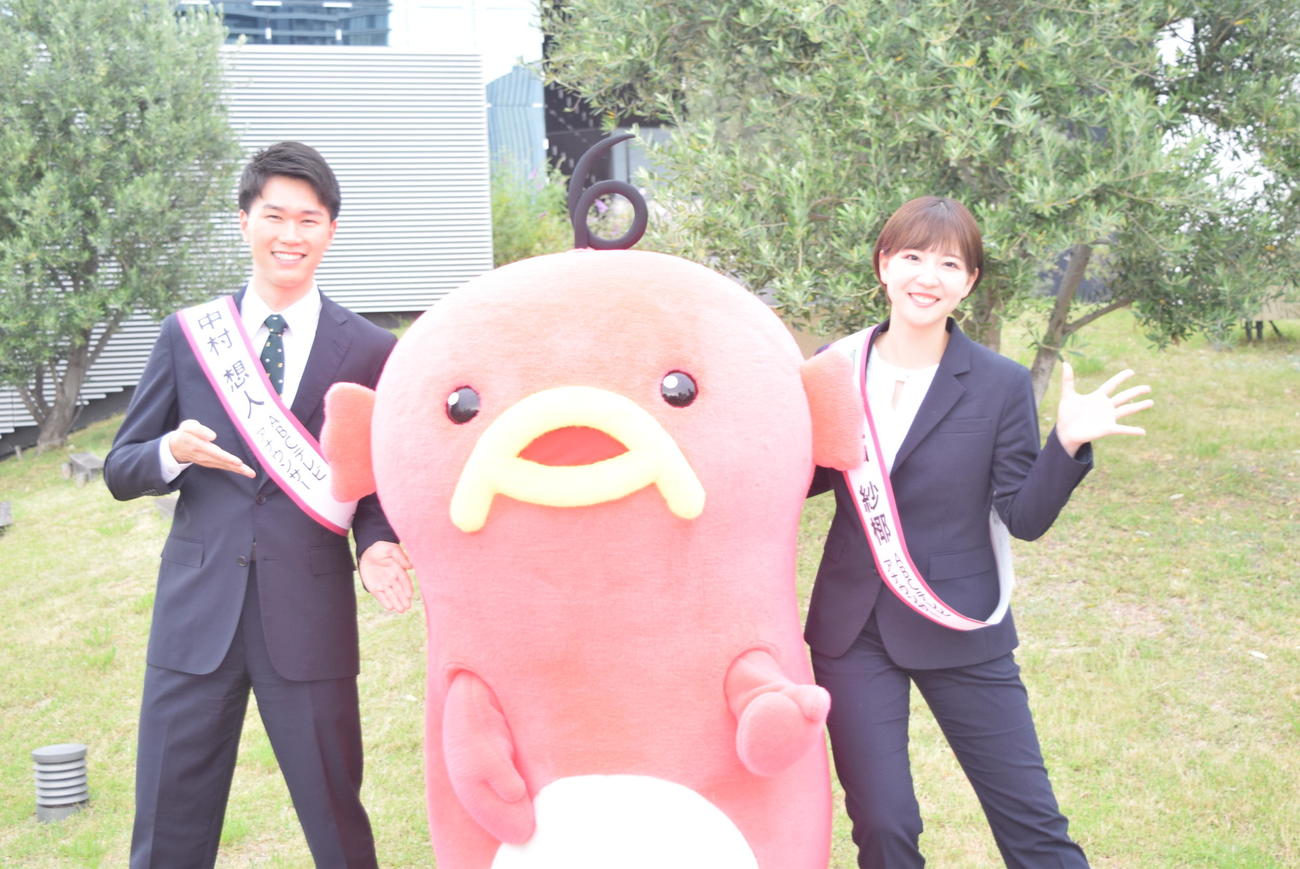 ABCテレビマスコットキャラクター「エビシー」（中）に祝福される新人、中村想人アナウンサー（左）と大石紗椰アナウンサー（撮影・阪口孝志）