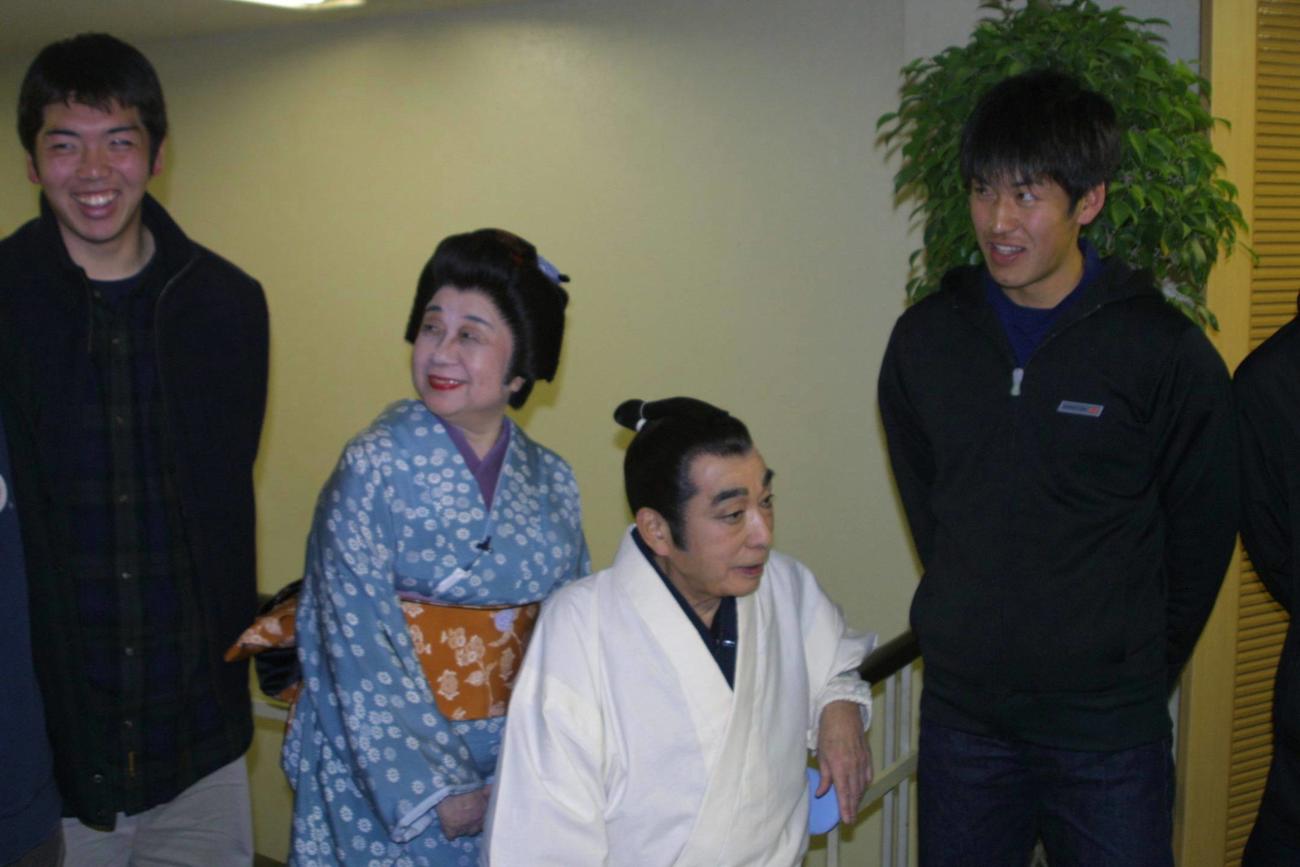 舞台「尾張嫁入物語」開演前、中日の新人選手の前田章宏（左）と久本祐一（右）からあいさつを受ける主演の植木等（中央右）、山田昌（中央左）＝2002年1月25日、名古屋市内の名古屋中日劇場