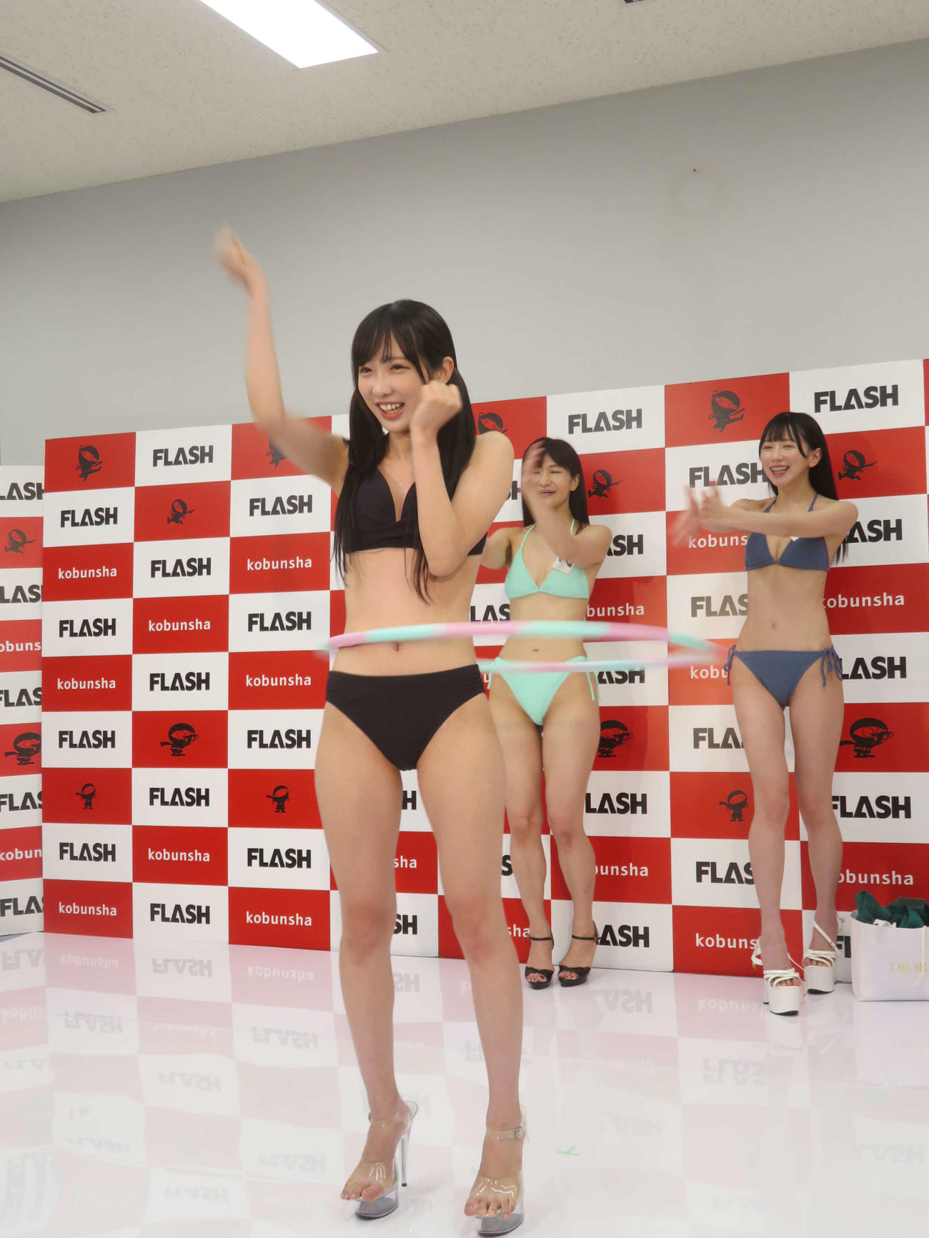 歌いながらフラフープを披露する高橋七瀬