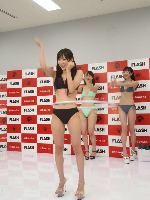 歌いながらフラフープを披露する高橋七瀬
