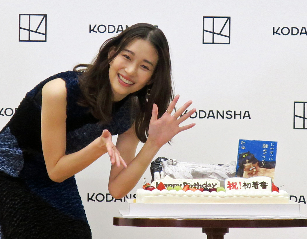 初エッセー「じんせいに諦めがつかない」（講談社）の発売記念会見を行った森川葵