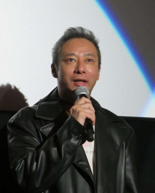 いしだ壱成、父・石田純一に靴下贈る「いつもありがとーう、パパ」父の日ツーショット