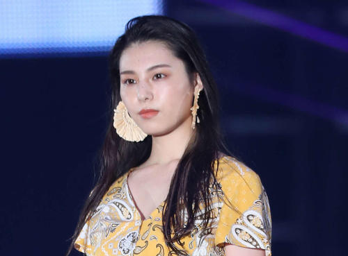 元乃木坂46相楽伊織、書店店員風ショットにフォロワー騒然「毎日お店に行ってしまいますよ」