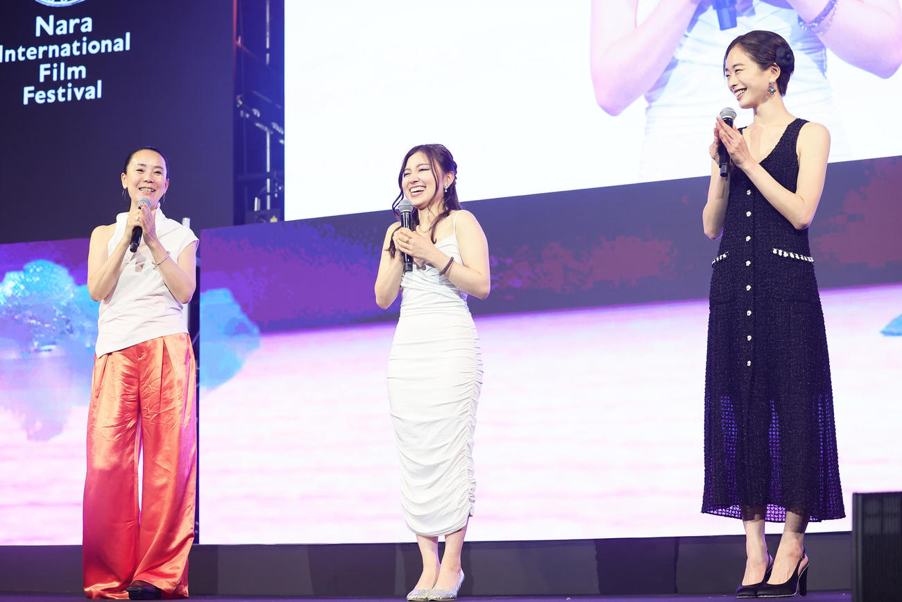 なら国際映画祭トークショーに登場した、左から河瀬直美氏、ミラー怜監督、松井遥南（撮影・足立雅史）