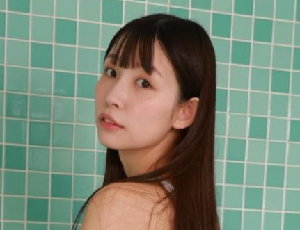 グラビアアイドル波崎天結、美ヒップラインくっきりな白競泳水着に反響「美脚美尻！」