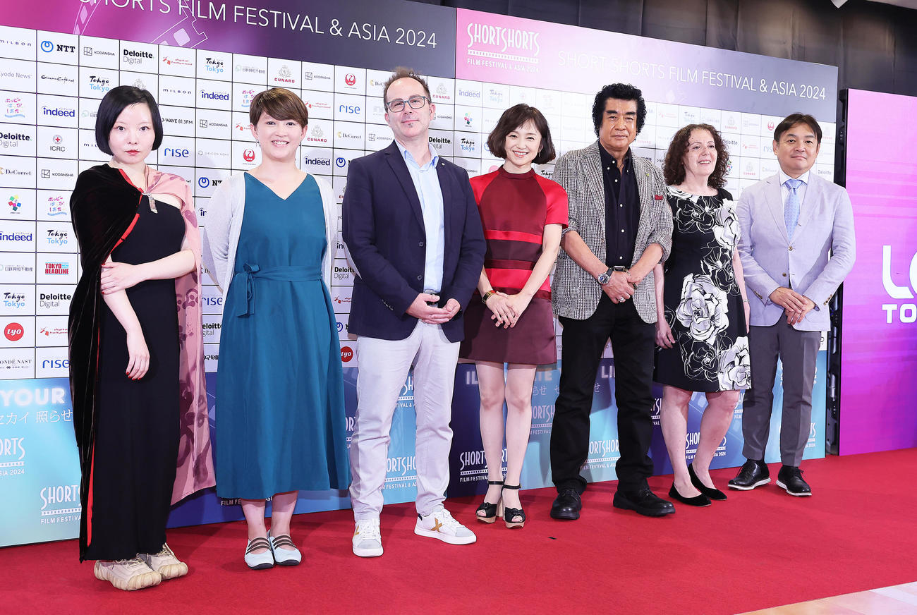 レッドカーペットに登場した永作博美（中央）、藤岡弘（同右）ら（撮影・足立雅史）