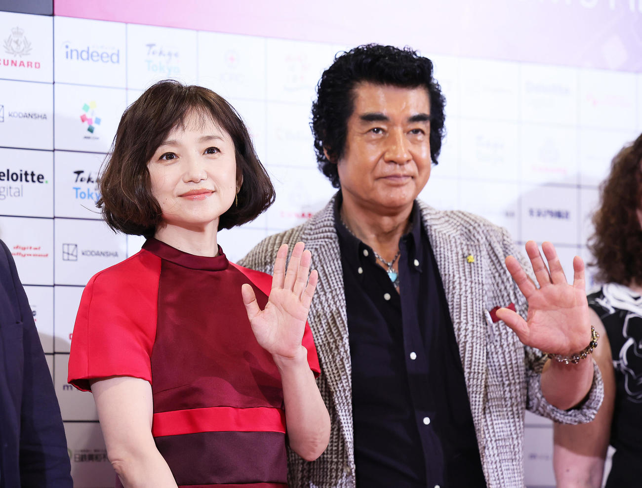 レッドカーペットに登場した永作博美（左）と藤岡弘、（撮影・足立雅史）