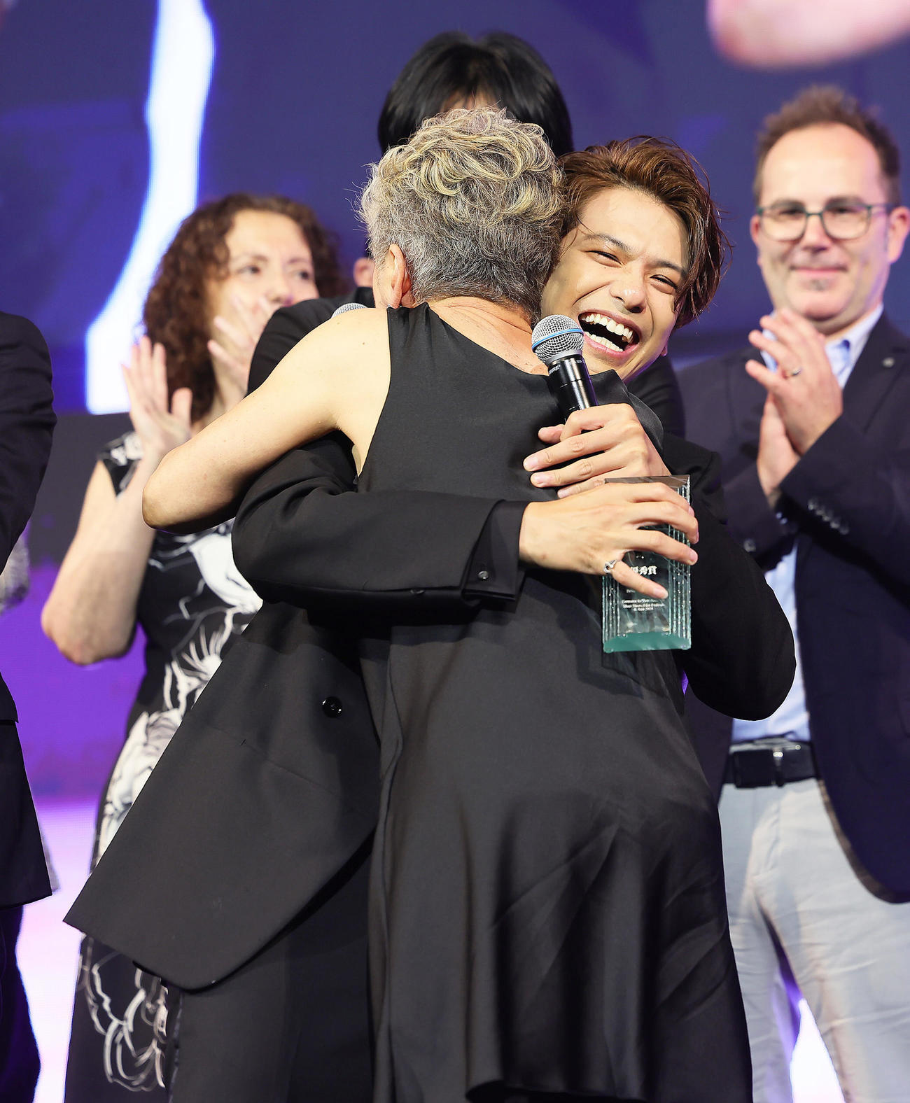 ライブアクション部門ジャパン＆東京都知事賞の受賞を抱き合い喜ぶ森崎ウィン監督（後方）と中尾ミエ（撮影・足立雅史）