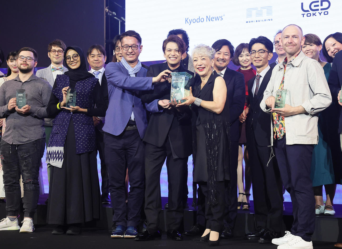 「せん」でグランプリ「ジョージ・ルーカス　アワード」を受賞し笑顔を見せる森崎ウィン監督（中央）、中尾ミエ（同右）（撮影・足立雅史）