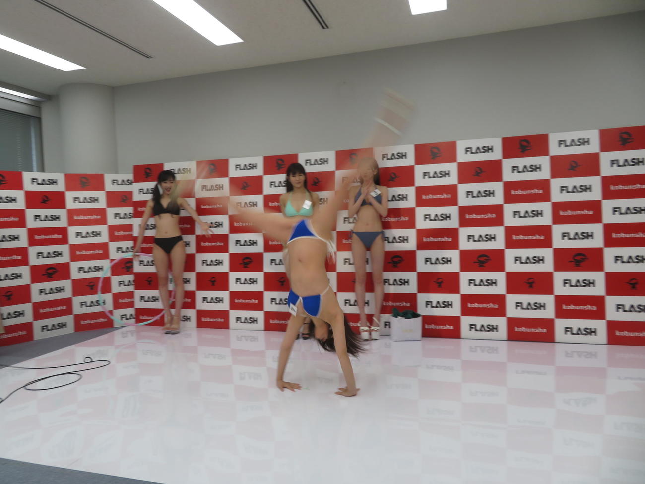 側転を披露する葵くみ