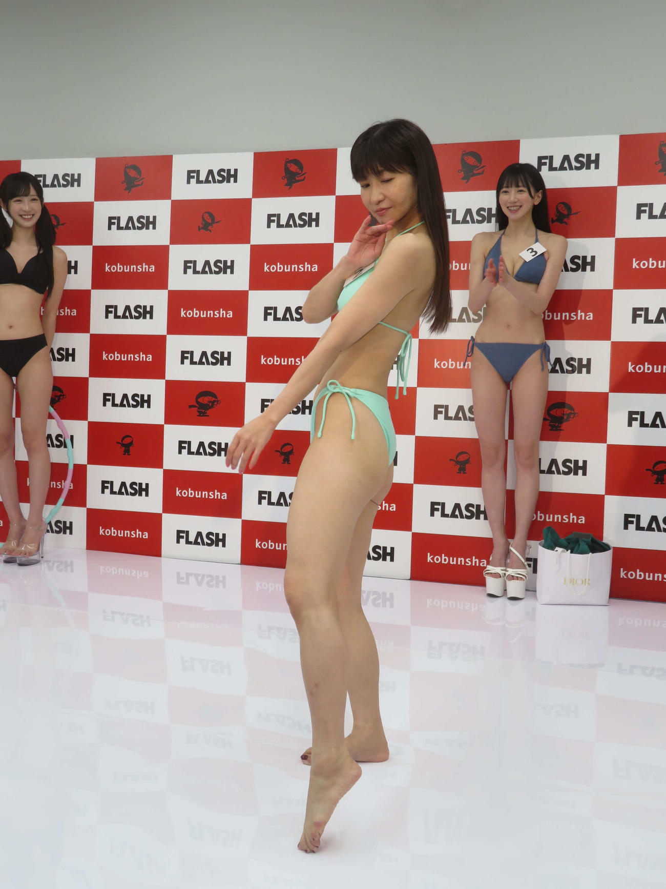 日舞を見せた天野まり