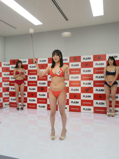 フラダンスのポイボイールを披露する小倉あずさ