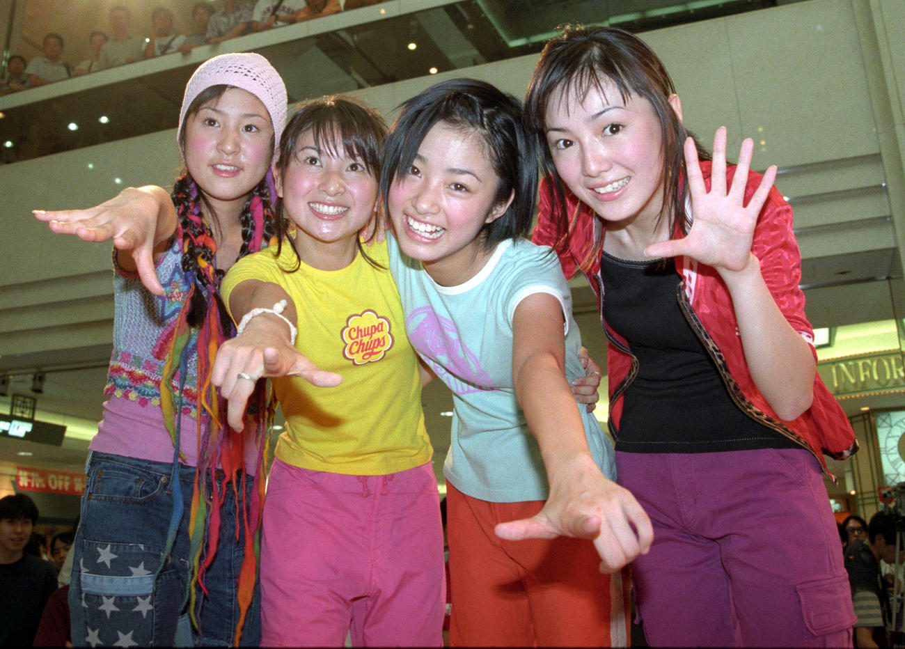Z−1デビュー記念イベント　笑顔を見せる左から根倉真実、西脇愛美、上戸彩、藤谷舞（1999年8月8日）