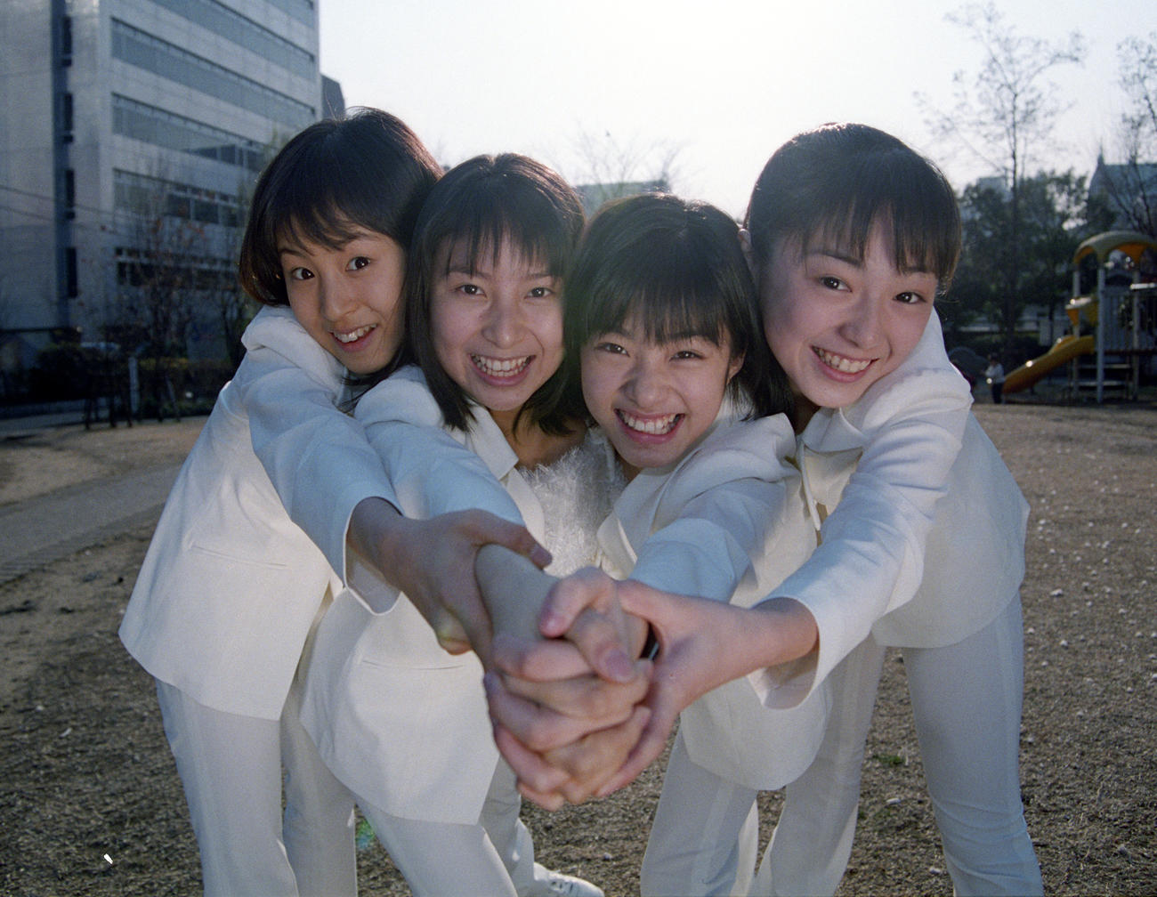 99年1月　ガールズユニット「Z－1」の一員でデビューし、日刊スポーツに来社した上戸彩（左から3人目）