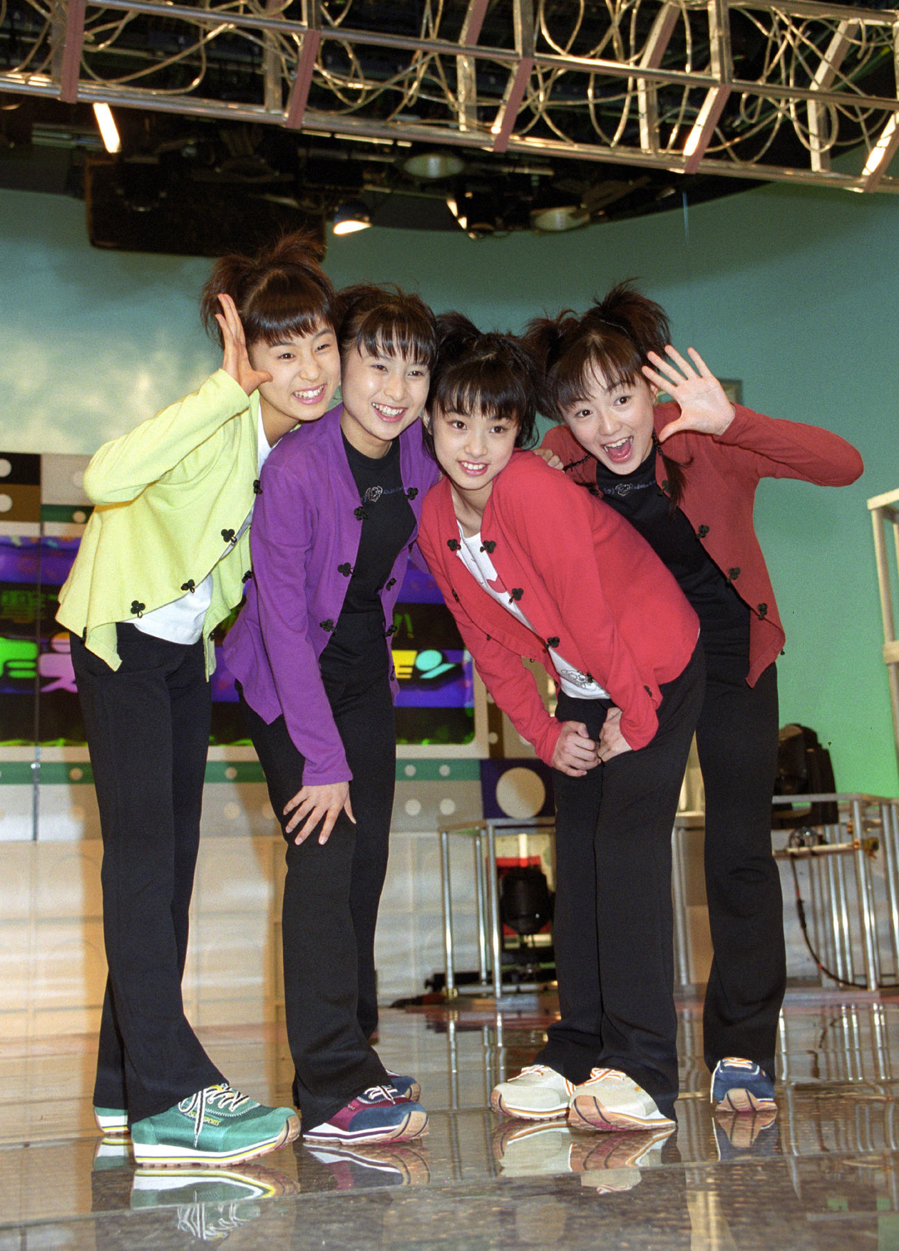 テレビ初レギュラー出演が決まった新ガールズユニット「Z−1」上戸彩（左から3人目）（1998年12月撮影）