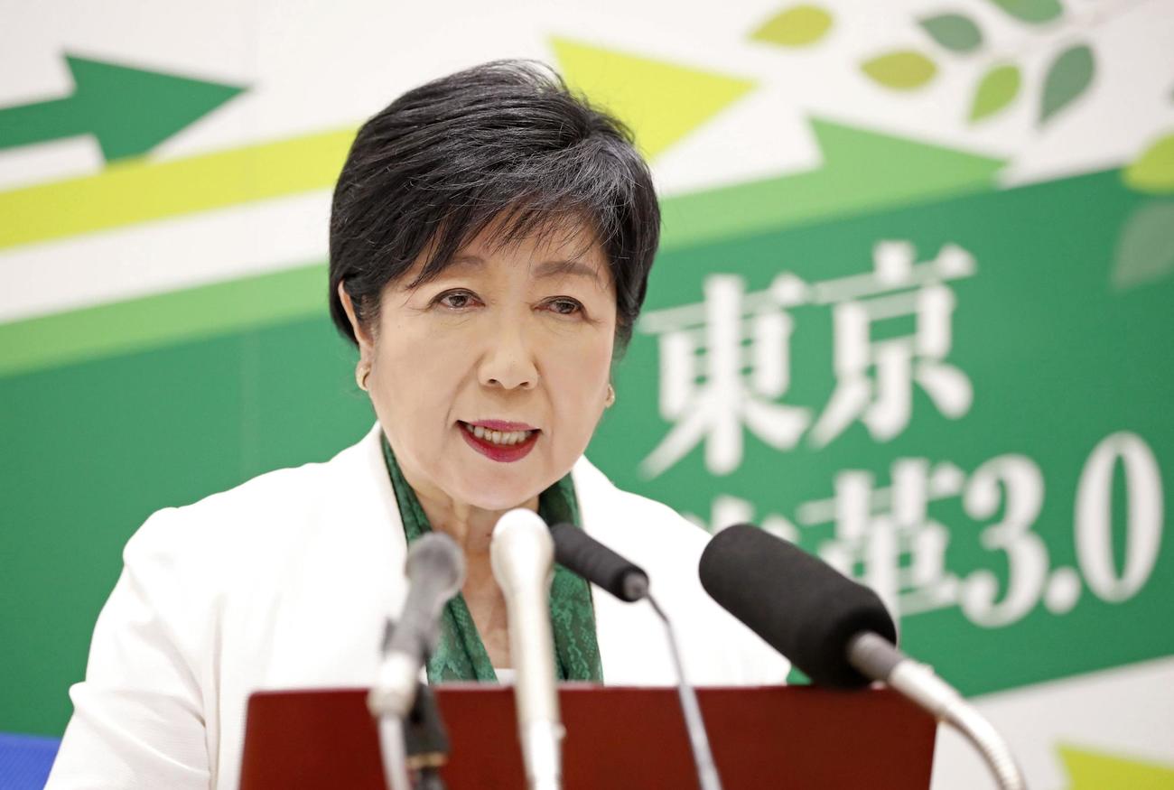 オンラインで記者会見し、知事選公約を発表する東京都の小池百合子知事（共同）
