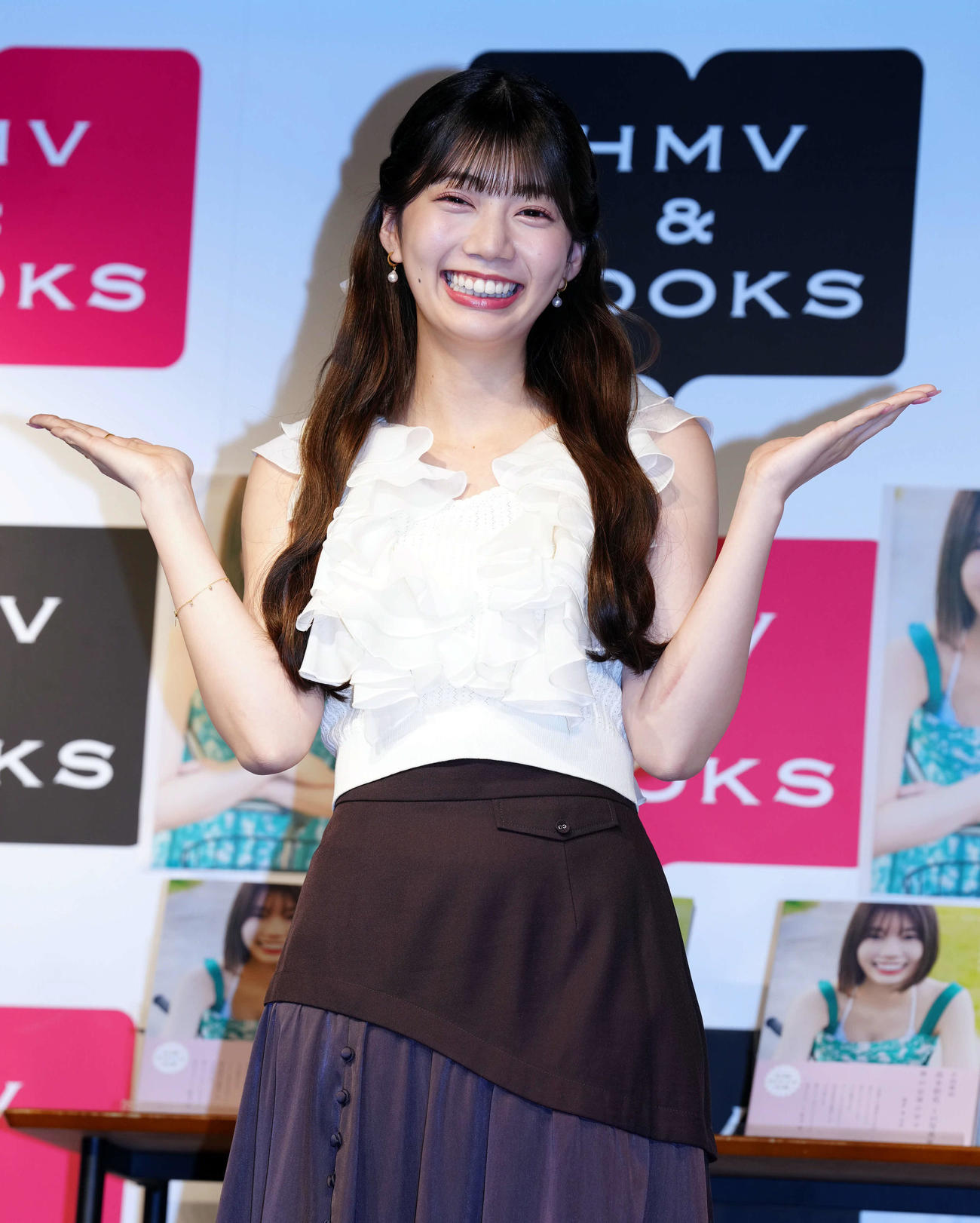 ファースト写真集「僕の記憶の中で」の発売記念記者会見で笑顔を見せる日向坂46の高本彩花（撮影・たえ見朱実）