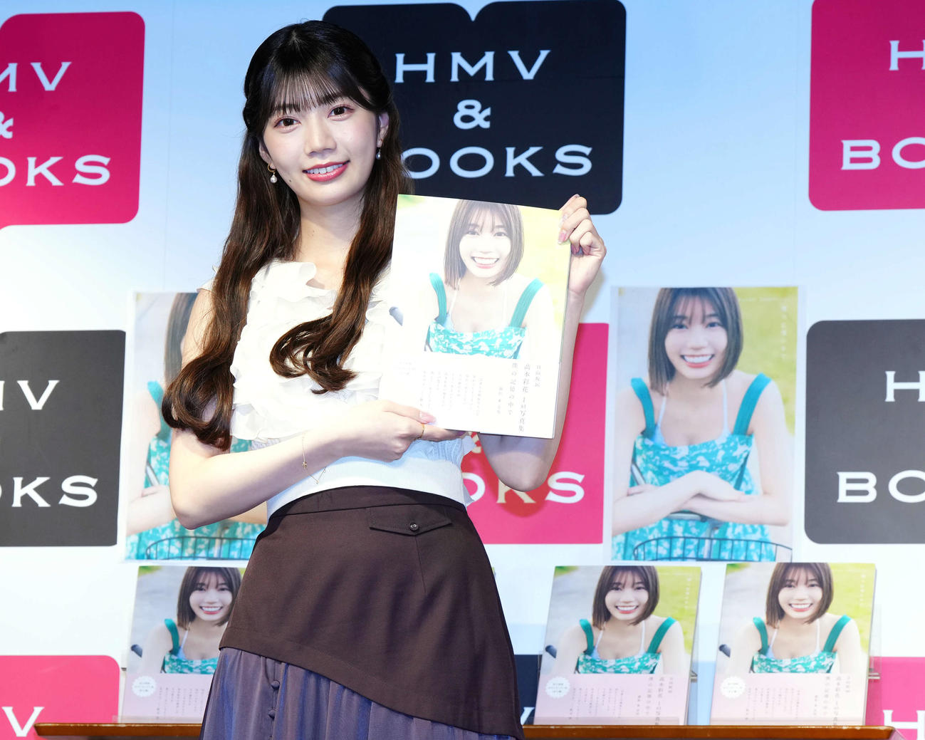写真集を手に笑顔を見せる日向坂46の高本彩花（撮影・たえ見朱実）