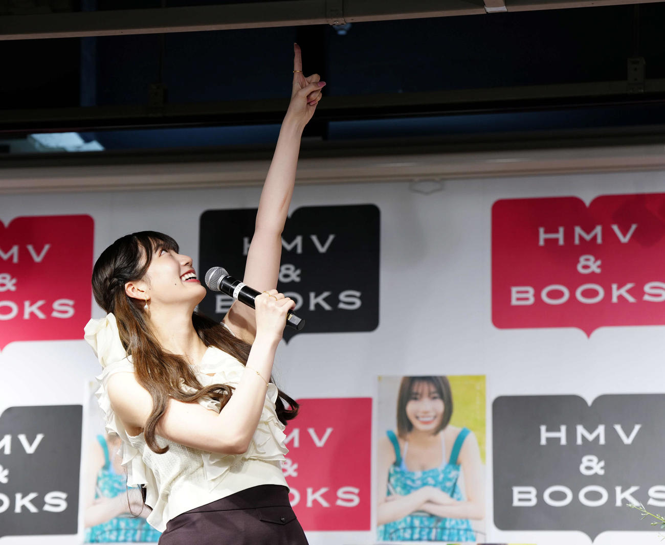 写真集の点数を聞かれ「有頂天です」とポーズを決める日向坂46の高本彩花（撮影・たえ見朱実）