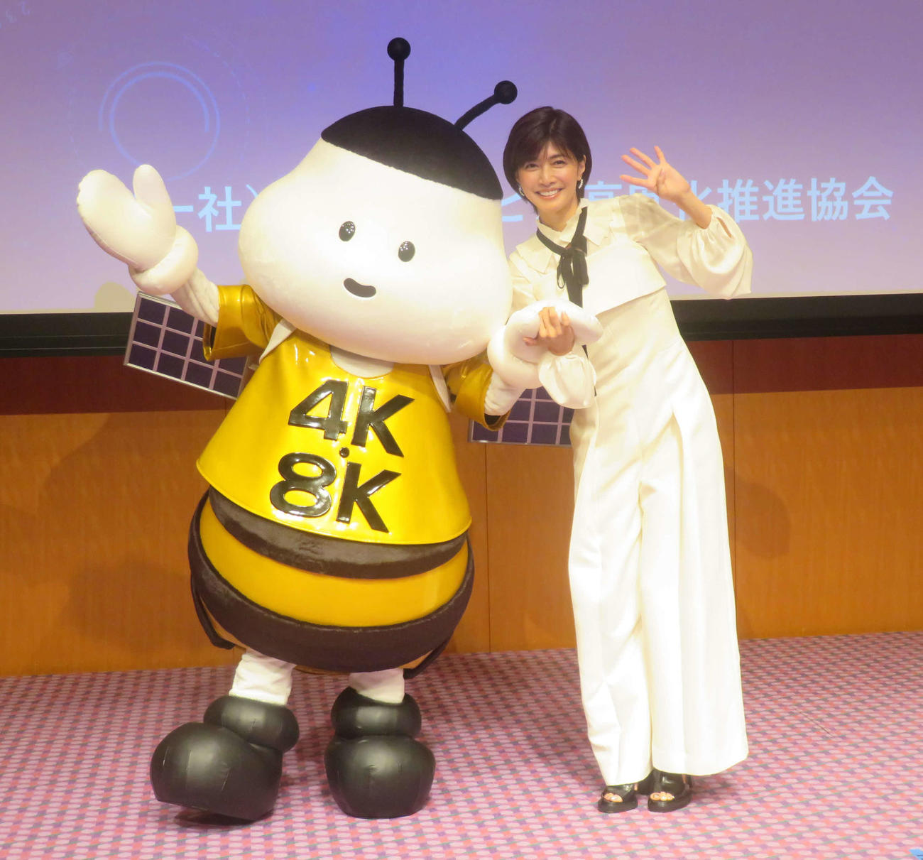 キャンペーンキャラクター「ヨンハチさん」と内田有紀