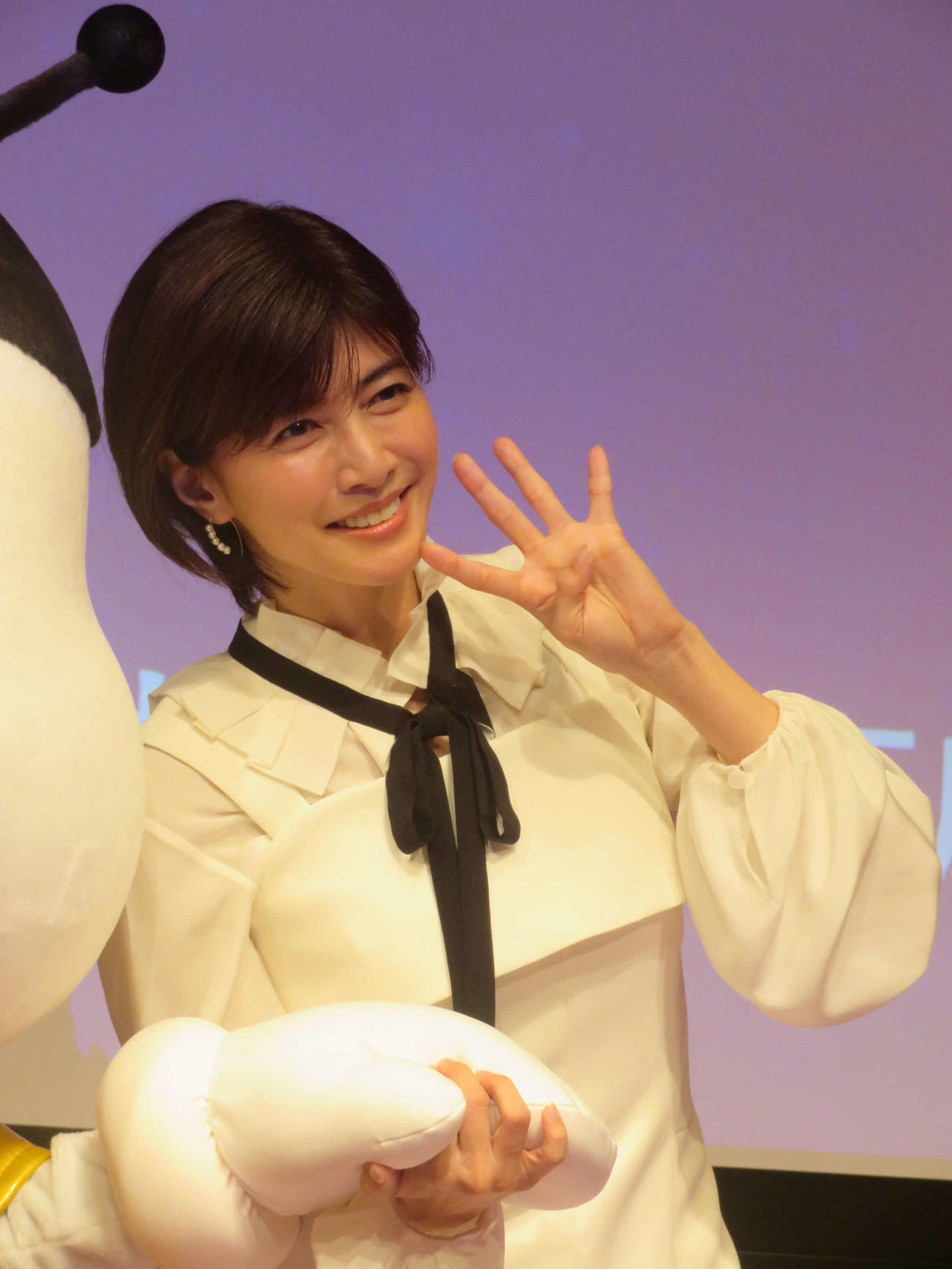 4本の指で4Kをアピールする内田有紀