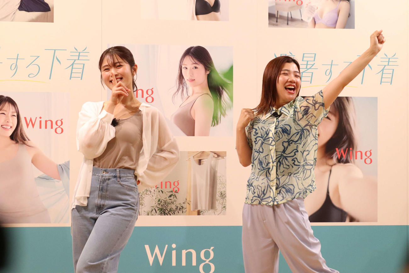 ランジェリーブランド「ウイング」新TVCM取材会でアイドルポーズを決める渋谷凪咲（左）と3時のヒロインの福田麻貴（撮影・加藤理沙）