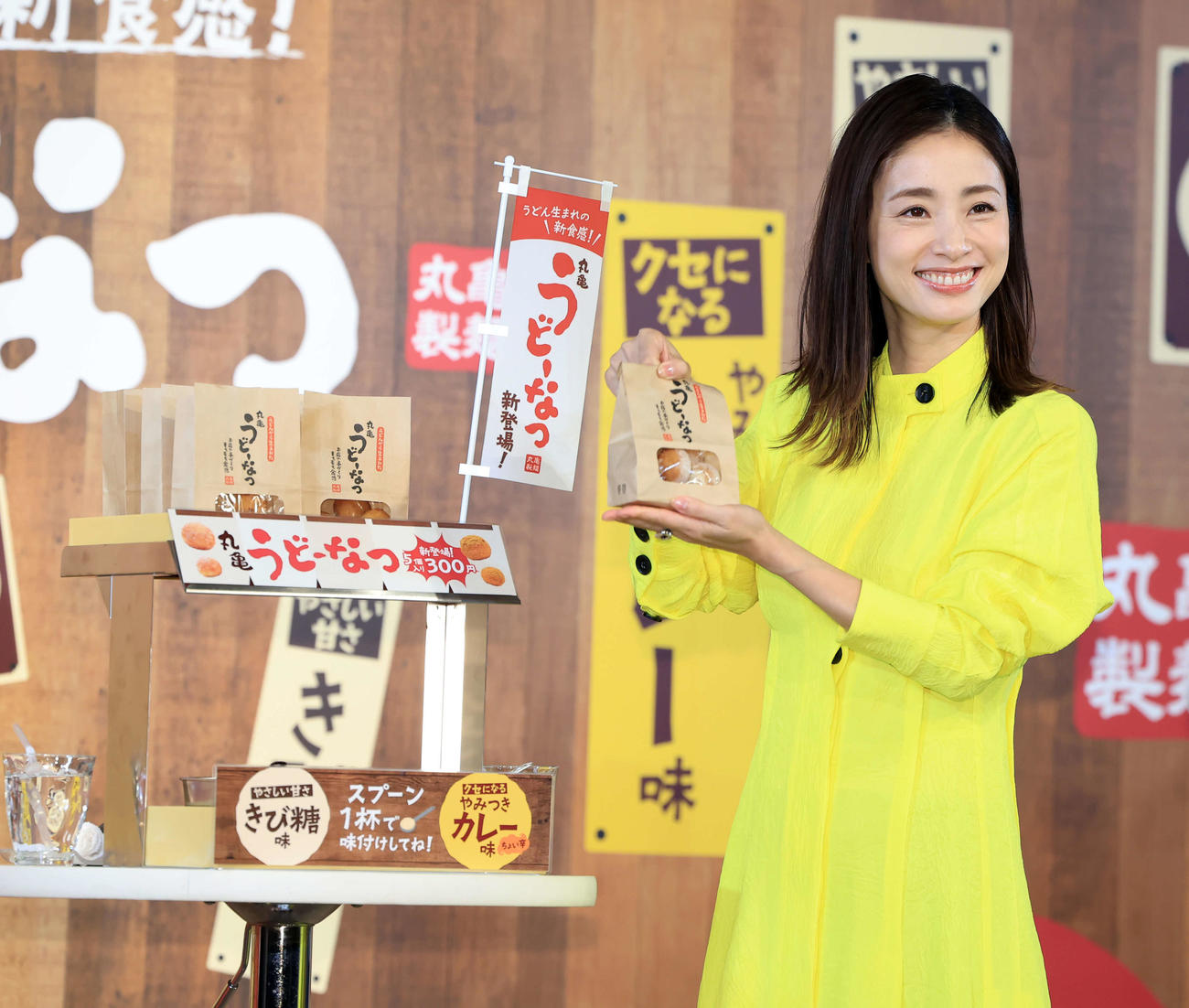 「丸亀うどーなつ」新商品発表会で商品を手に笑顔を見せる上戸彩（撮影・浅見桂子）