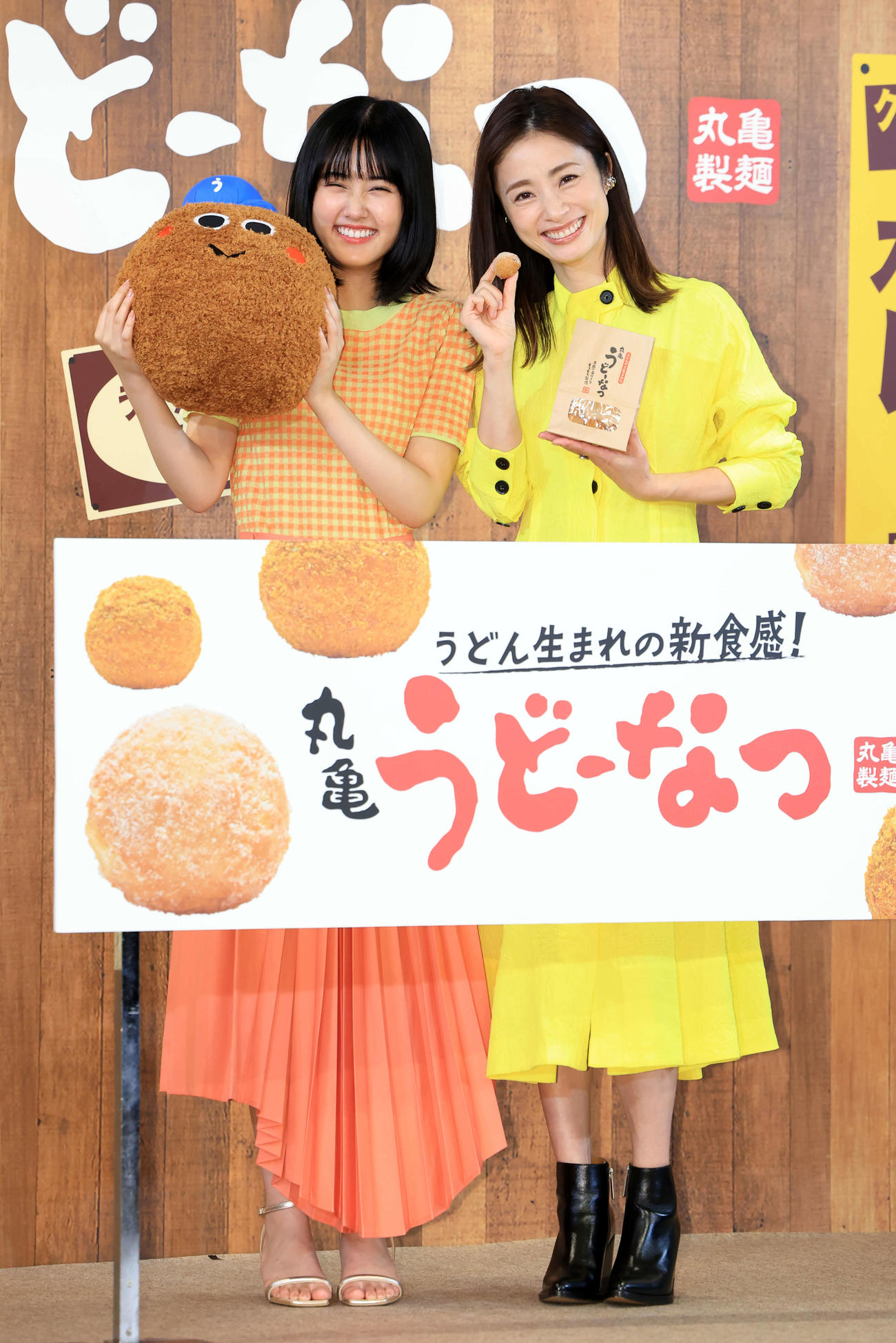 「丸亀うどーなつ」新商品発表会で商品を手に笑顔を見せる上戸彩（右）と原菜乃華（撮影・浅見桂子）