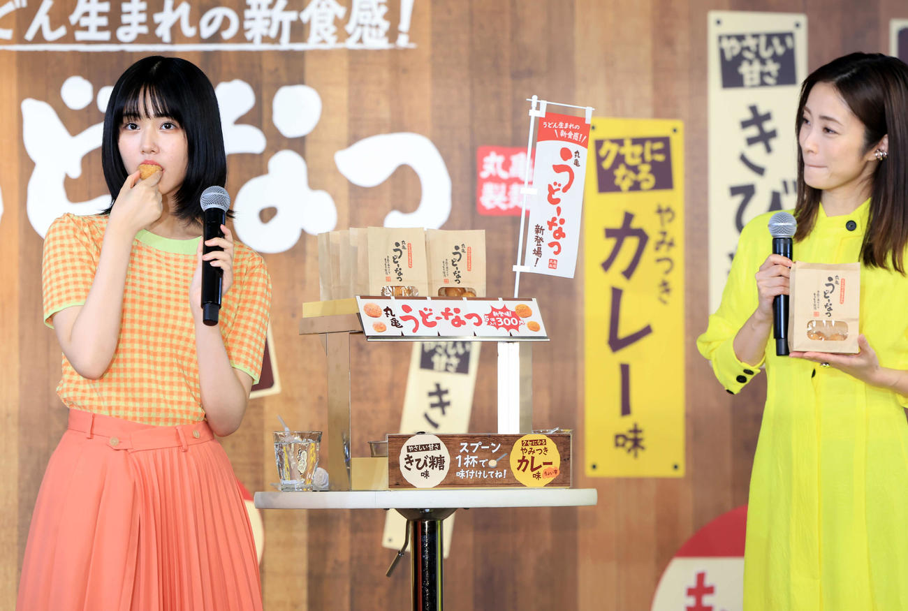 「丸亀うどーなつ」新商品発表会で商品を試食する原菜乃華（左）。右は上戸彩（撮影・浅見桂子）