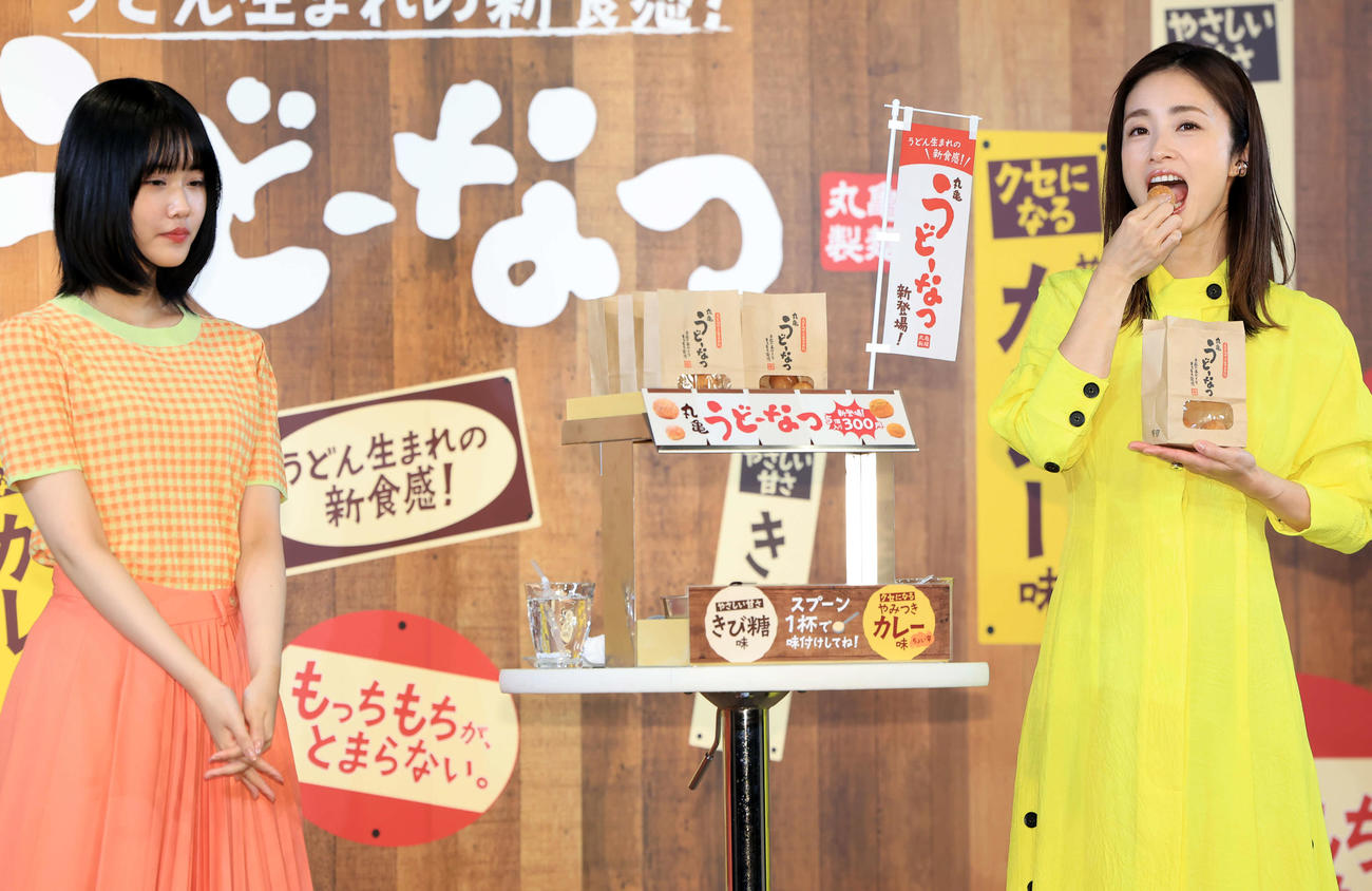 「丸亀うどーなつ」新商品発表会で商品を試食し笑顔を見せる上戸彩（右）と原菜乃華（撮影・浅見桂子）