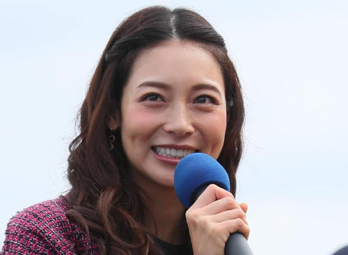 38歳相武紗季が青梅ヘタ取り作業実演し笑顔「これ、気持ちいいですよね」梅加工品作りが趣味