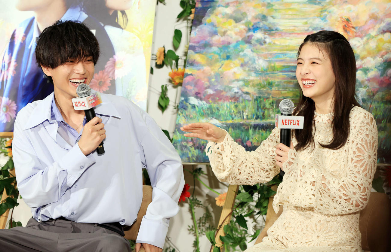 「余命一年の僕が、余命半年の君と出会った話。」配信記念イベントに登場し笑顔の永瀬廉(左）と出口夏希（撮影・浅見桂子）