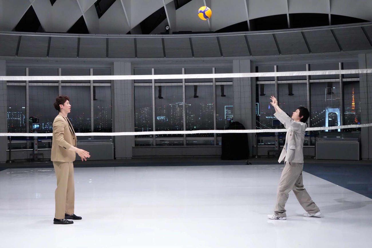 石川祐希とバレーボールをする菅田将暉