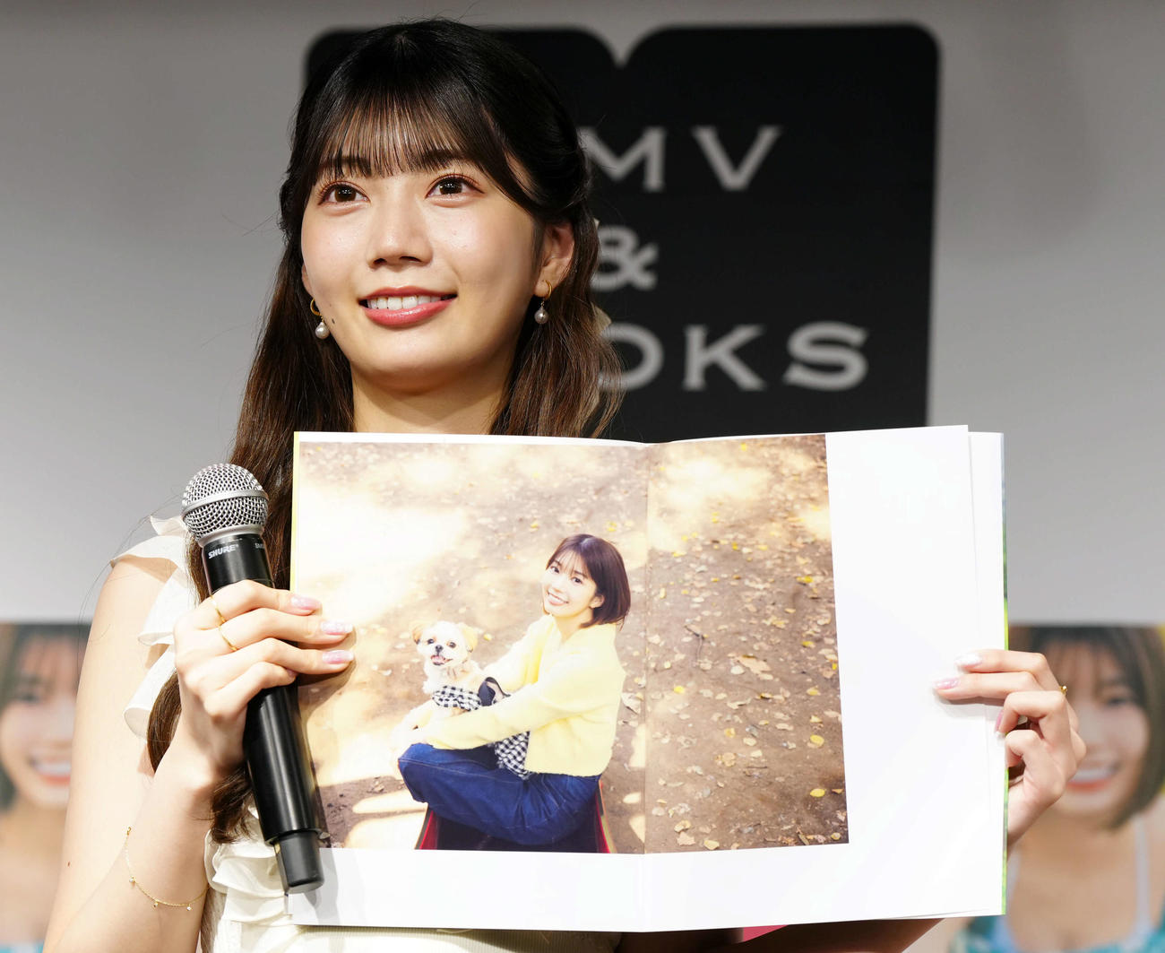 お気に入りのページを紹介する日向坂46の高本彩花（撮影・たえ見朱実）