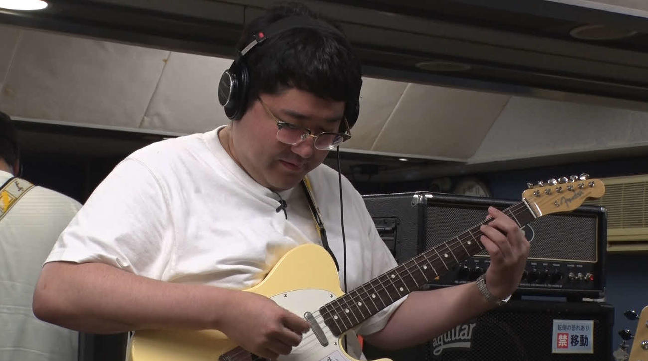 レコーディングする「アイボリーズ」のマヂカルラブリー村上（C）テレ玉